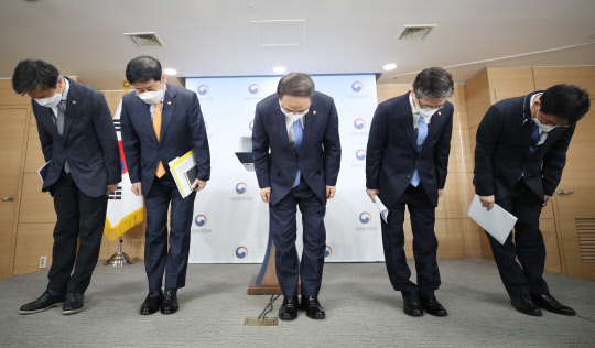 <YONHAP PHOTO-2223> 인사하는 홍남기 부총리와 관계장관들      (서울=연합뉴스) 김승두 기자 = 홍남기 경제부총리 겸 기획재정부 장관이 7일 오전 정부서울청사에서 열린 부동산관계장관회의를 마치고 '부동산 관련 국민께 드리는 말씀'을 발표하기 전 인사하고 있다. 왼쪽부터 김대지 국세청장, 구윤철 국무조정실장, 홍남기 부총리, 변창흠 국토교통부 장관, 이재영 행정안전부 차관. 2021.3.7      kimsdoo@yna.co.kr/2021-03-07 11:48:05/<저작권자 ⓒ 1980-2021 ㈜연합뉴스. 무단 전재 재배포 금지.>